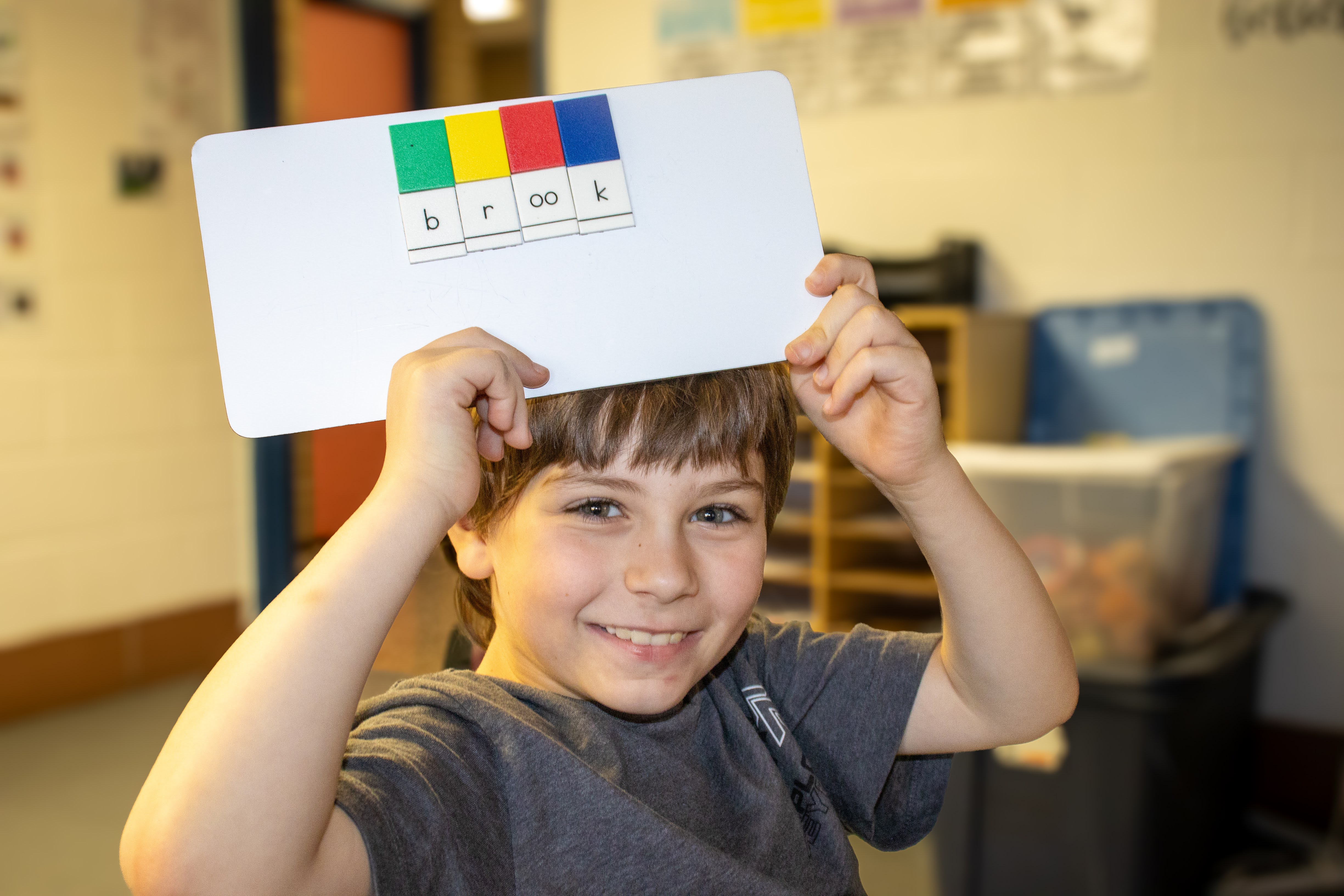 Student holding up a flash card.